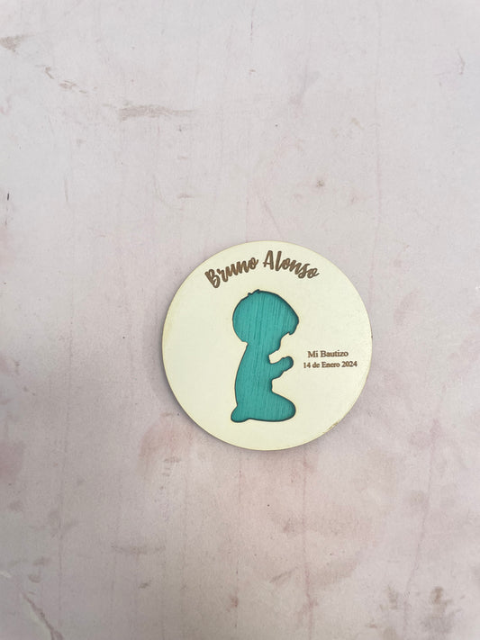 Imán recuerdo bautizo niño rezando