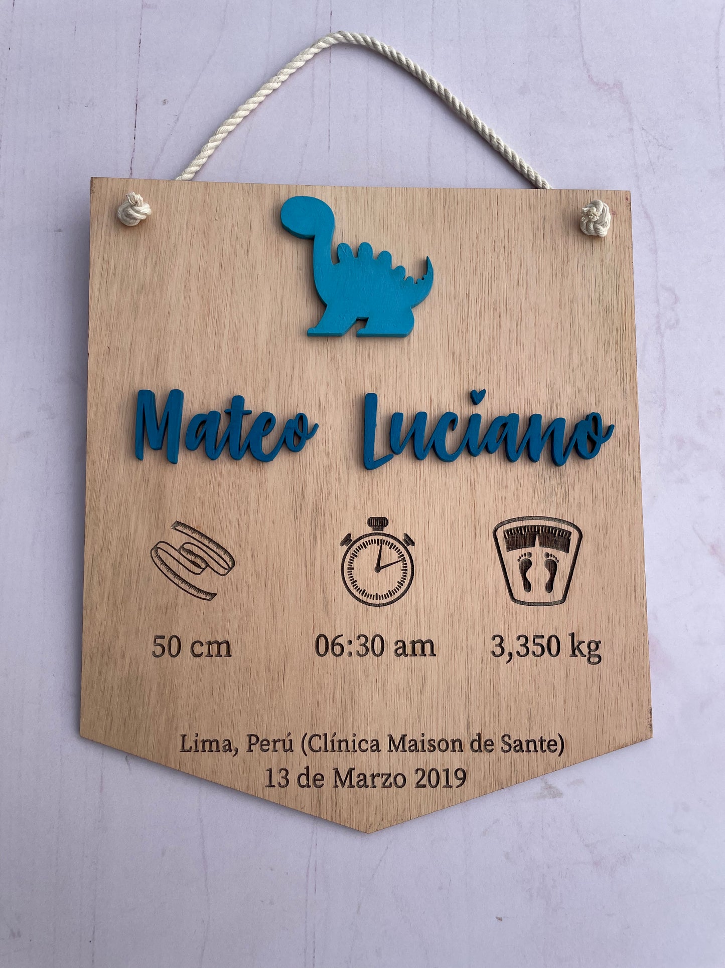 Cartel datos de nacimiento dinosaurio relieve