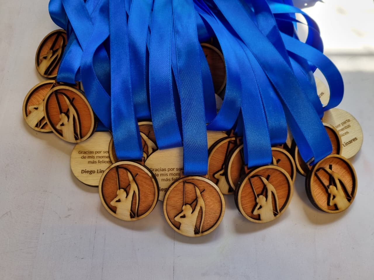 Medallas de madera de arco y flecha