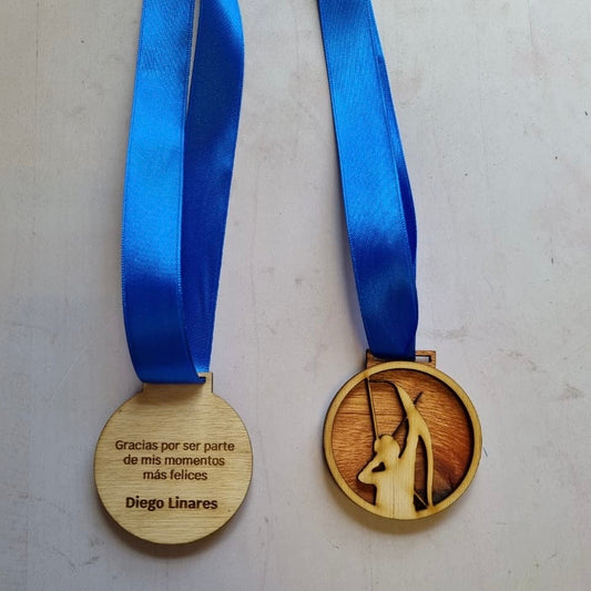 Medallas de madera de arco y flecha