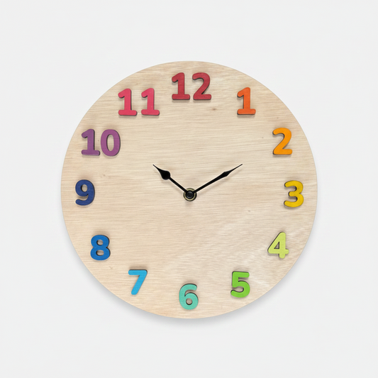 Reloj de pared redondo con números de colores y marco de madera